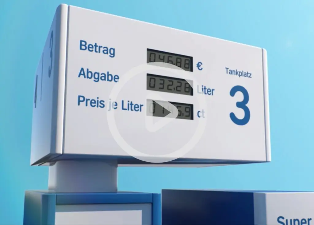 Tankstelle mit digitalem Anzeigegerät, das den Betrag von 46,88 €, die Abgabe von 32,28 Litern und den Preis von 1,59 ct pro Liter anzeigt. Tankplatz 3 ist deutlich sichtbar.
