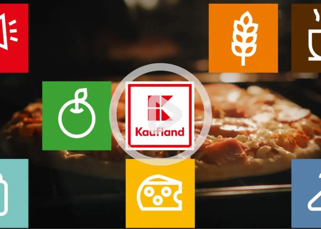 Logo von Kaufland mit verschiedenen Lebensmittelsymbolen, darunter Obst, Getreide, Käse und Getränke, vor dem Hintergrund einer frisch gebackenen Pizza.
