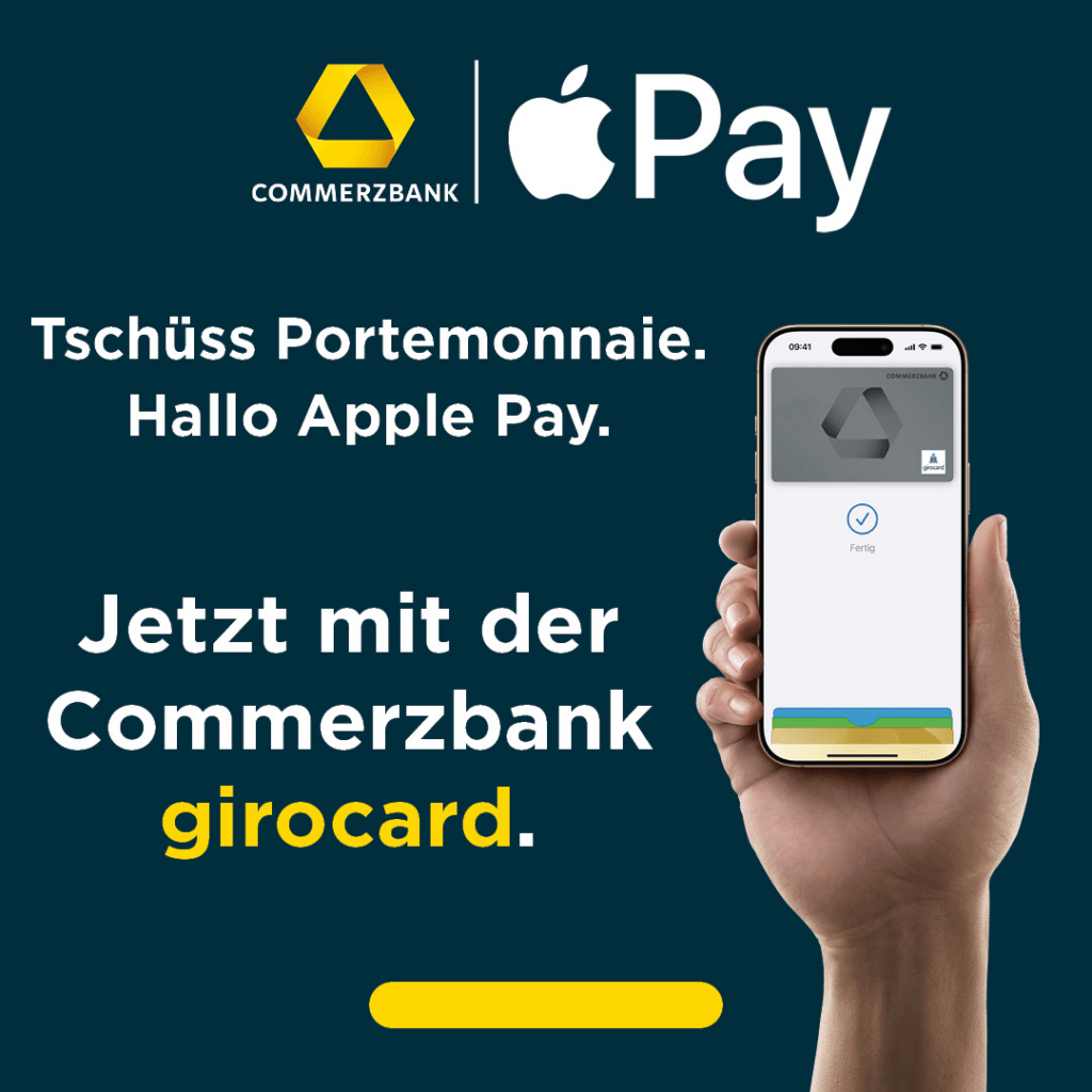 Hand mit Smartphone, das die Commerzbank girocard in der Apple Pay App zeigt, begleitet von dem Text Tschüss Portemonnaie. Hallo Apple Pay. Hinweis auf die Integration der Commerzbank girocard für mobiles Bezahlen.